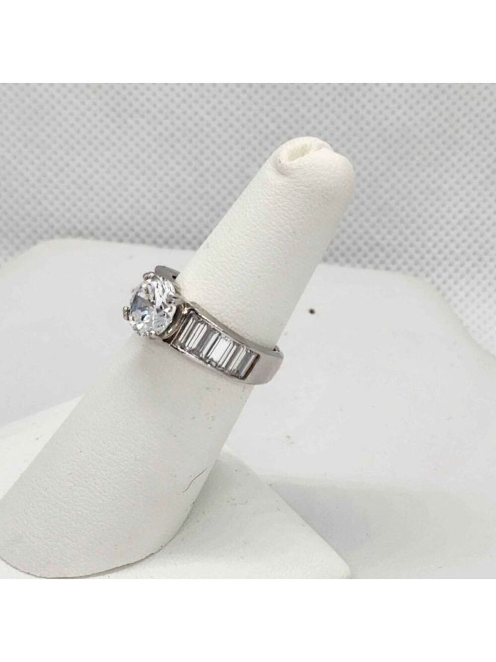 BRAND NEW  Sterling Silver 925 Round gemstone Ring
